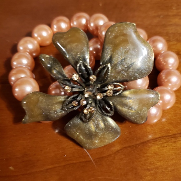 Nwot flower bracelet - Picture 3 of 3